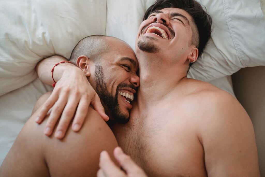 Et par der ligger i deres seng og griner